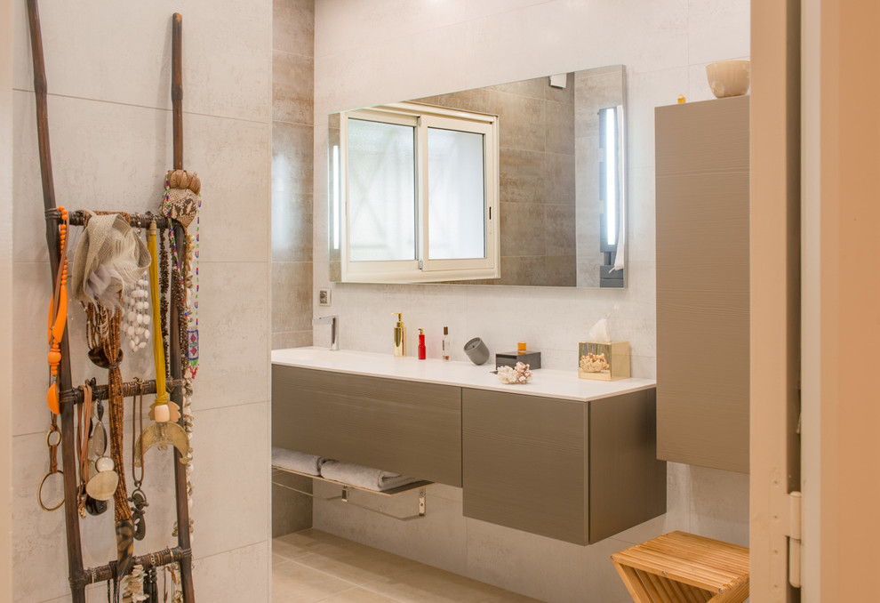Свежая идея для дизайна: ванная комната среднего размера в современном стиле с бежевыми фасадами, бежевыми стенами, полом из керамической плитки, душевой кабиной и монолитной раковиной - отличное фото интерьера