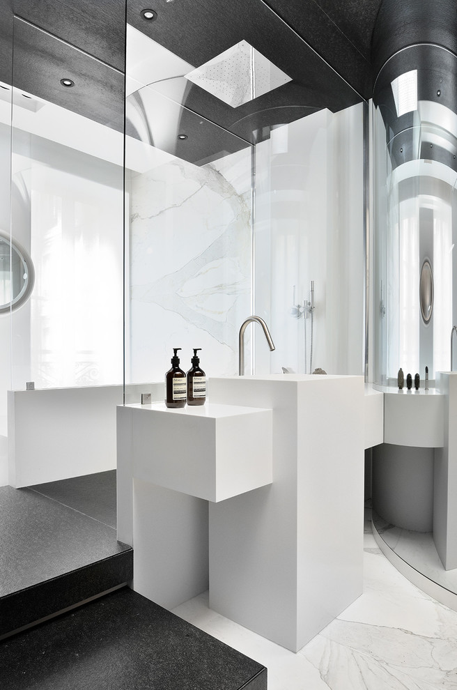 Idée de décoration pour une douche en alcôve principale design de taille moyenne avec un mur blanc, un sol en marbre et un lavabo intégré.