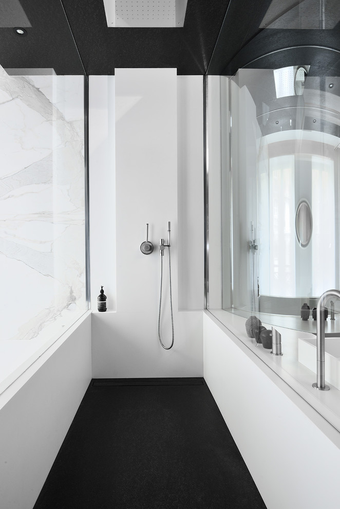 Großes Modernes Duschbad mit bodengleicher Dusche, weißer Wandfarbe, Einbauwaschbecken und schwarzem Boden in Paris
