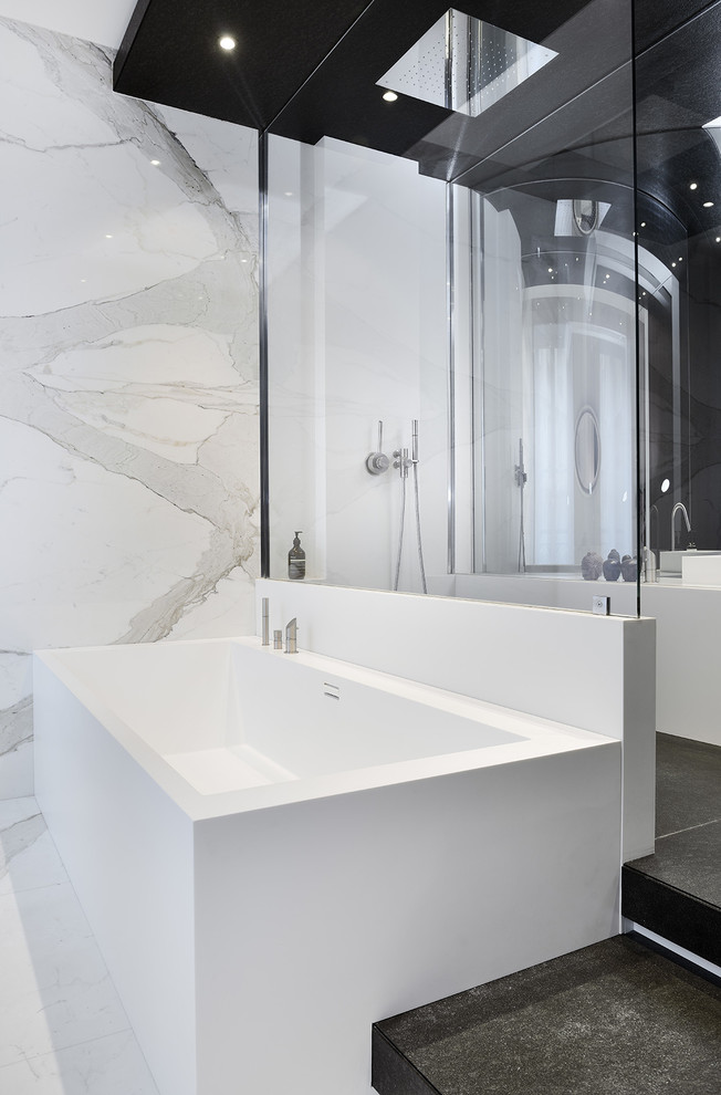 Foto de cuarto de baño principal contemporáneo de tamaño medio con bañera exenta, ducha empotrada y paredes blancas