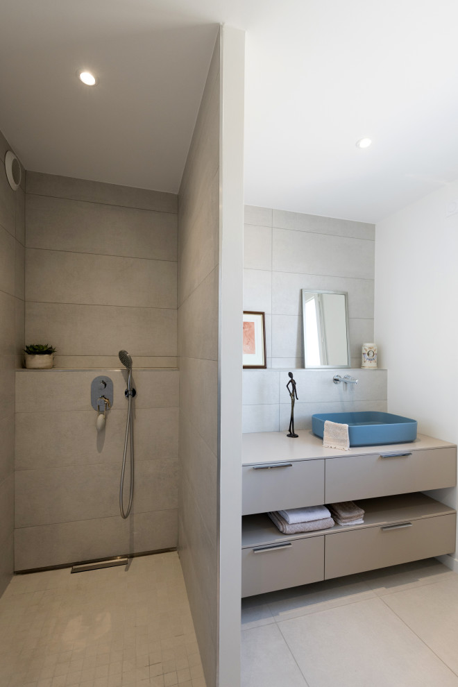 Idéer för mellanstora funkis grått badrum med dusch, med släta luckor, grå skåp, en dusch i en alkov, grå kakel, vita väggar, ett fristående handfat, grått golv och med dusch som är öppen