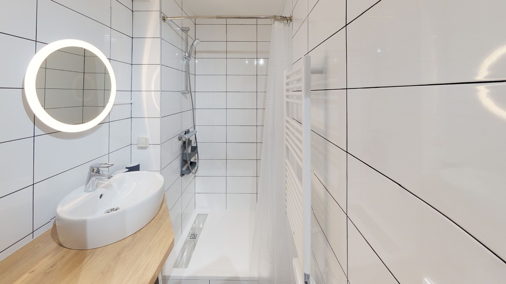 Inspiration for a small modern shower room bathroom in Angers with a walk-in shower, white tiles, ceramic tiles, multi-coloured walls, vinyl flooring, a built-in sink, wooden worktops, grey floors, an open shower and beige worktops.