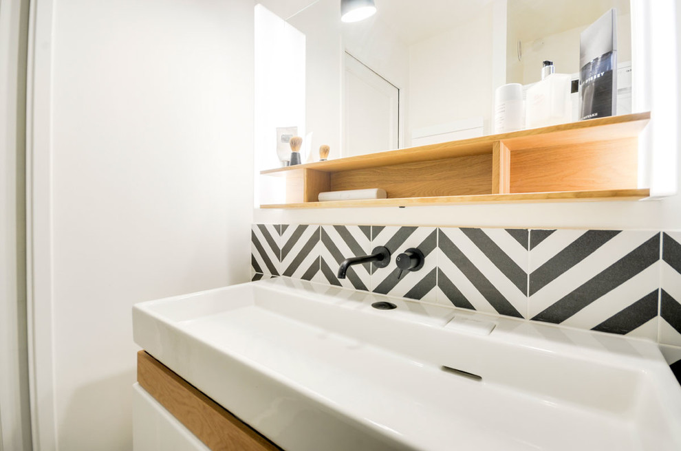 Idéer för att renovera ett litet funkis badrum med dusch, med en kantlös dusch, svart och vit kakel, keramikplattor, vita väggar, klinkergolv i keramik och ett konsol handfat