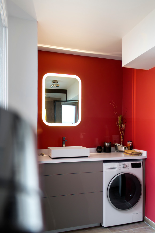 Exemple d'une salle de bain principale moderne de taille moyenne avec un placard à porte plane, des portes de placard marrons, une douche à l'italienne, un carrelage marron, des carreaux de céramique, une vasque, un plan de toilette en surface solide, WC suspendus, un mur rouge et un sol en carrelage de céramique.