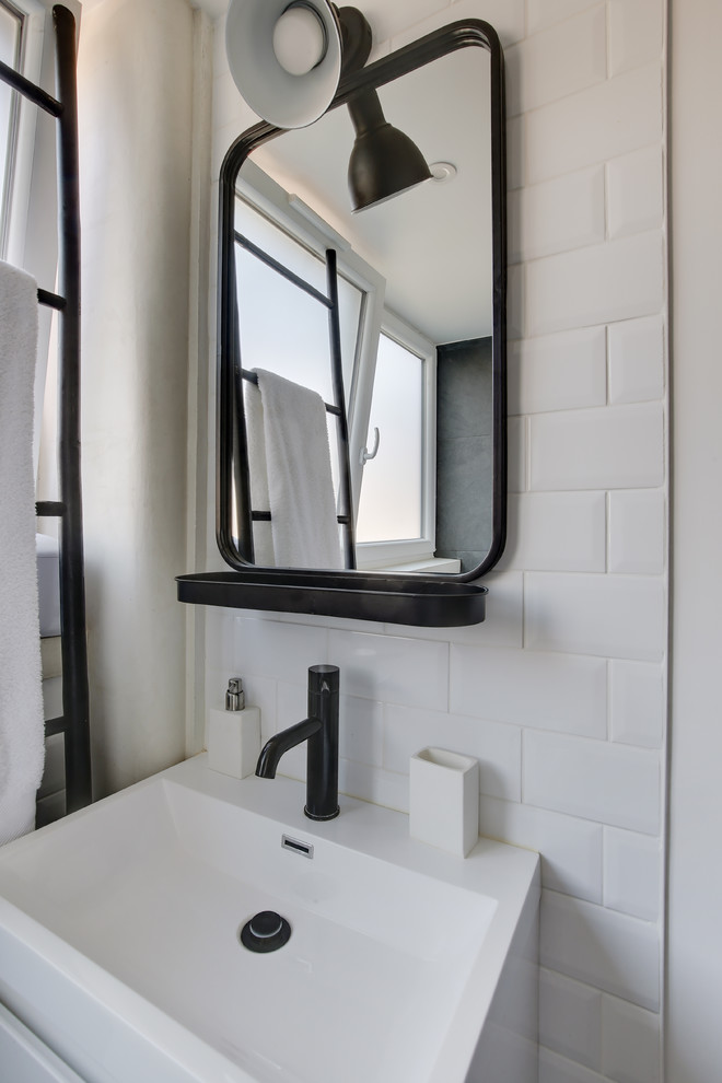 Aménagement d'une petite salle d'eau scandinave avec une douche à l'italienne, un carrelage blanc, des carreaux de céramique, un mur blanc, un sol en carrelage de céramique et un lavabo posé.