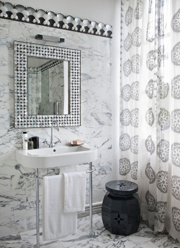Exemple d'une salle de bain principale chic de taille moyenne avec un carrelage blanc, un carrelage de pierre, un mur multicolore, un sol en marbre, un plan vasque et une cabine de douche avec un rideau.