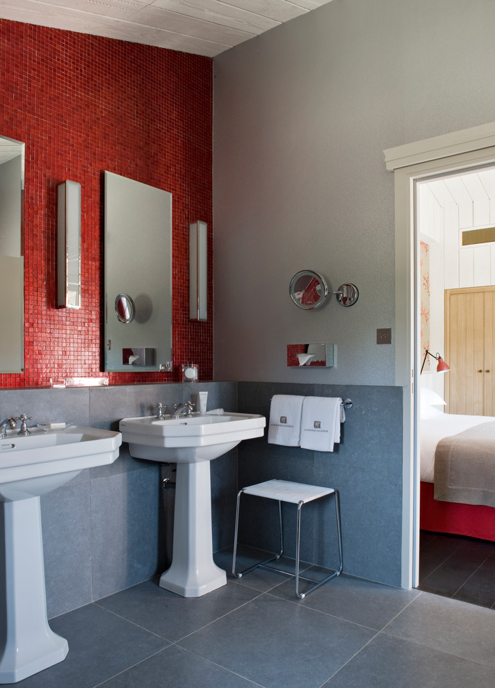 Réalisation d'une salle de bain principale tradition de taille moyenne avec un lavabo de ferme, un carrelage rouge, mosaïque et un mur gris.