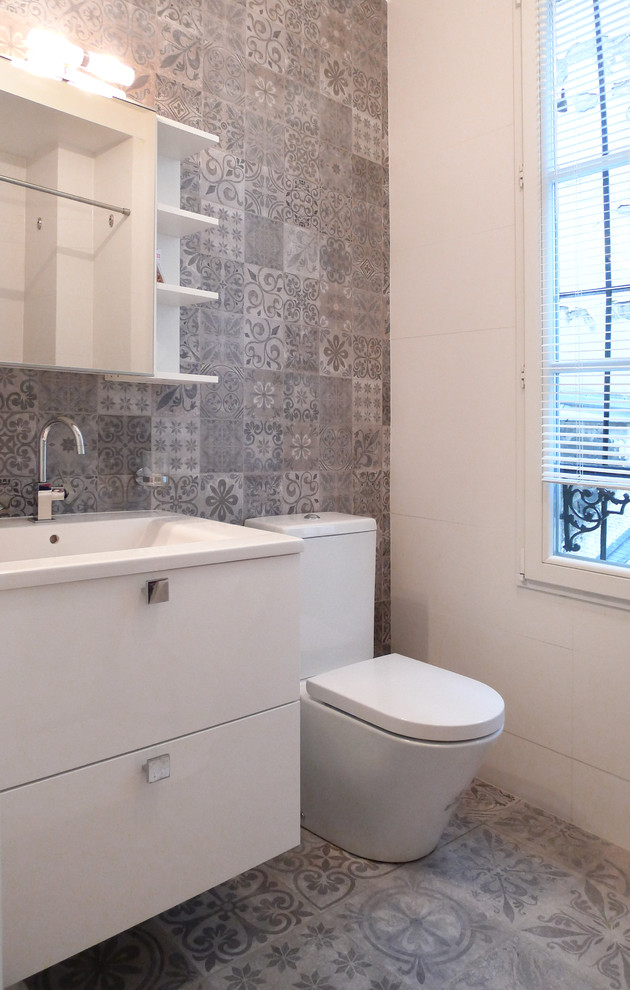 Inspiration pour une salle de bain principale design de taille moyenne avec un plan vasque, une baignoire posée, WC à poser, un carrelage gris, des carreaux de béton et un sol en carrelage de céramique.