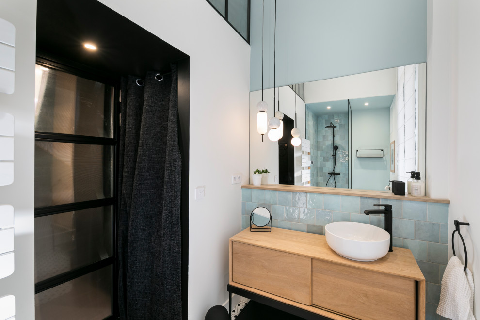 Réalisation d'une salle de bain design en bois clair avec un placard à porte plane, un carrelage bleu, un mur bleu, une vasque, un plan de toilette en bois, un plan de toilette beige, meuble simple vasque et meuble-lavabo sur pied.