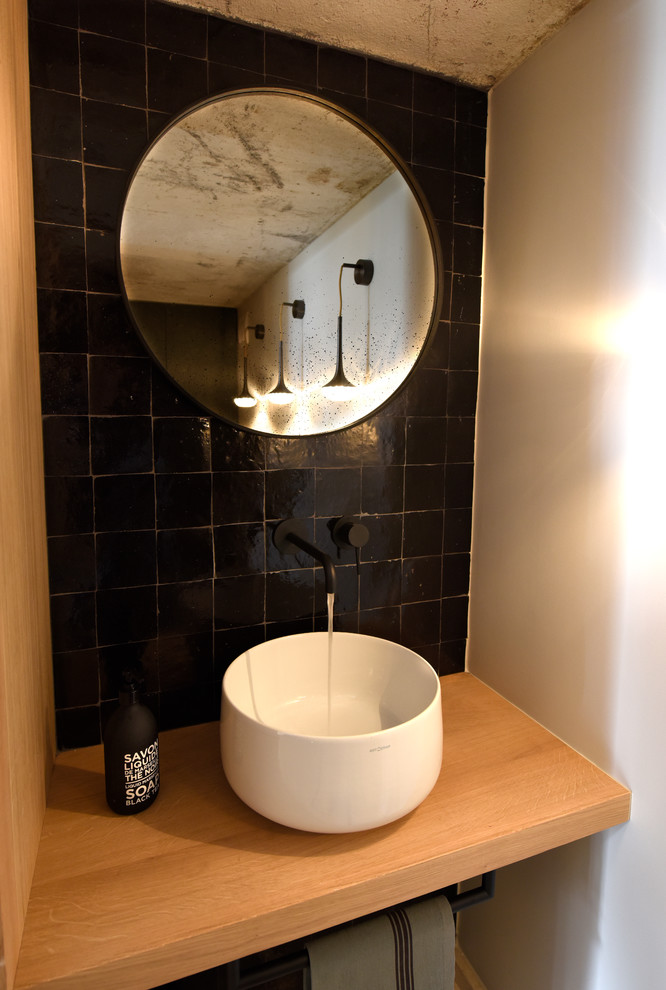 Immagine di una piccola stanza da bagno con doccia design con piastrelle nere, piastrelle a mosaico, pareti bianche e lavabo da incasso