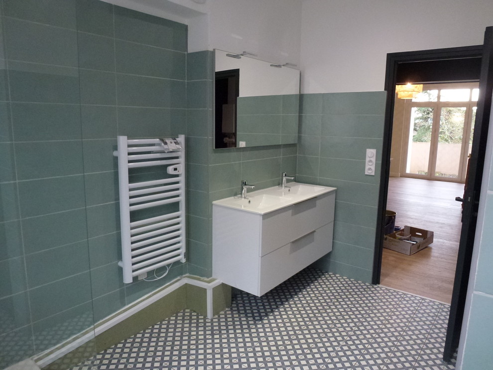 Источник вдохновения для домашнего уюта: большая ванная комната в скандинавском стиле с открытым душем, зеленой плиткой, керамической плиткой, зелеными стенами, полом из винила, душевой кабиной, консольной раковиной и зеленым полом