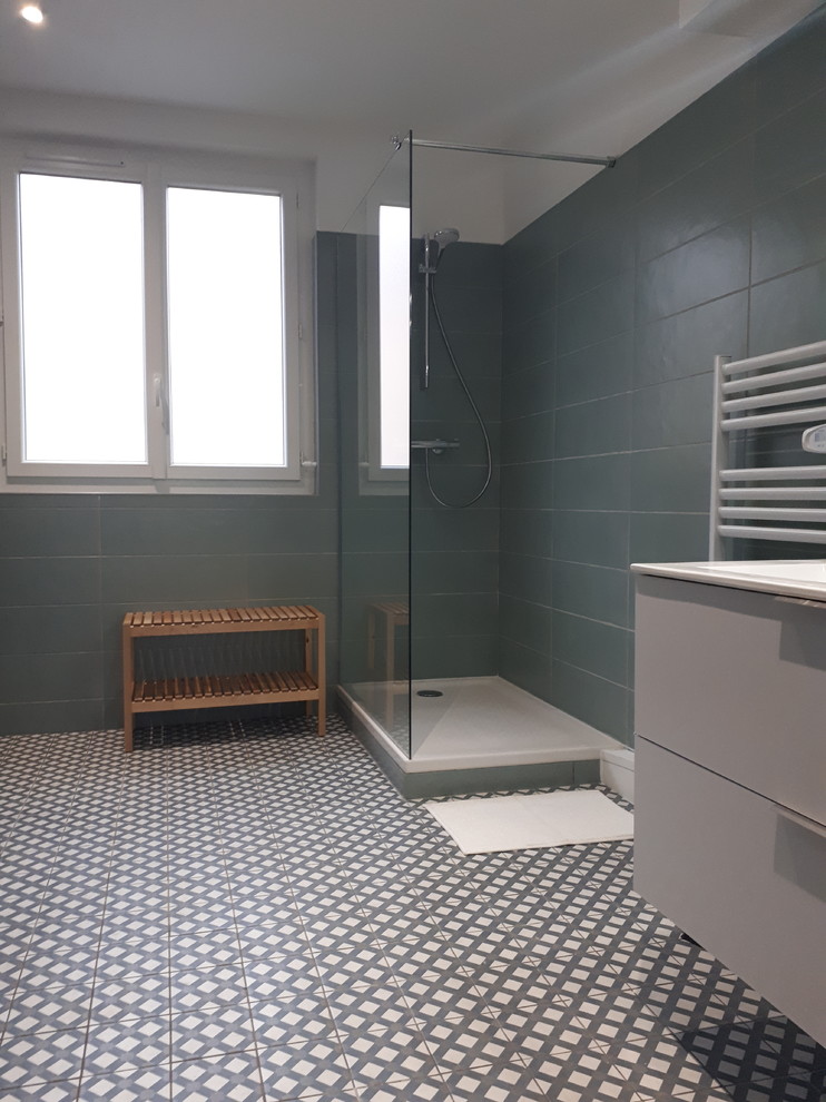 Идея дизайна: большая ванная комната в скандинавском стиле с открытым душем, зеленой плиткой, керамической плиткой, черными стенами, полом из керамической плитки, душевой кабиной, консольной раковиной и зеленым полом