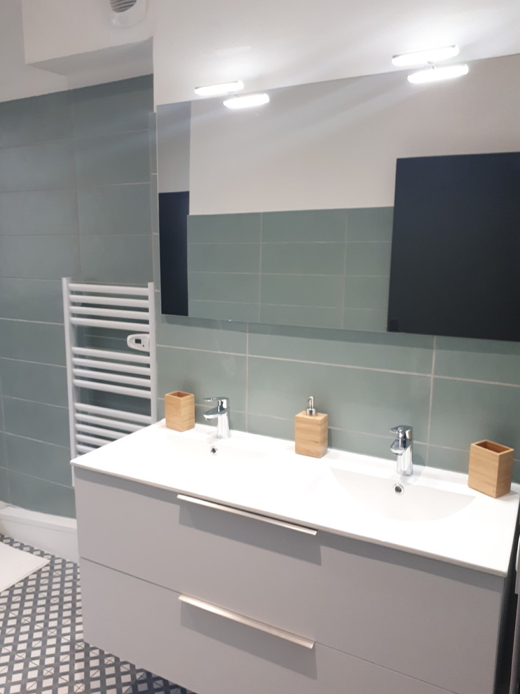 Großes Skandinavisches Badezimmer mit offener Dusche, grünen Fliesen, Keramikfliesen, Keramikboden, Waschtischkonsole und grünem Boden in Sonstige