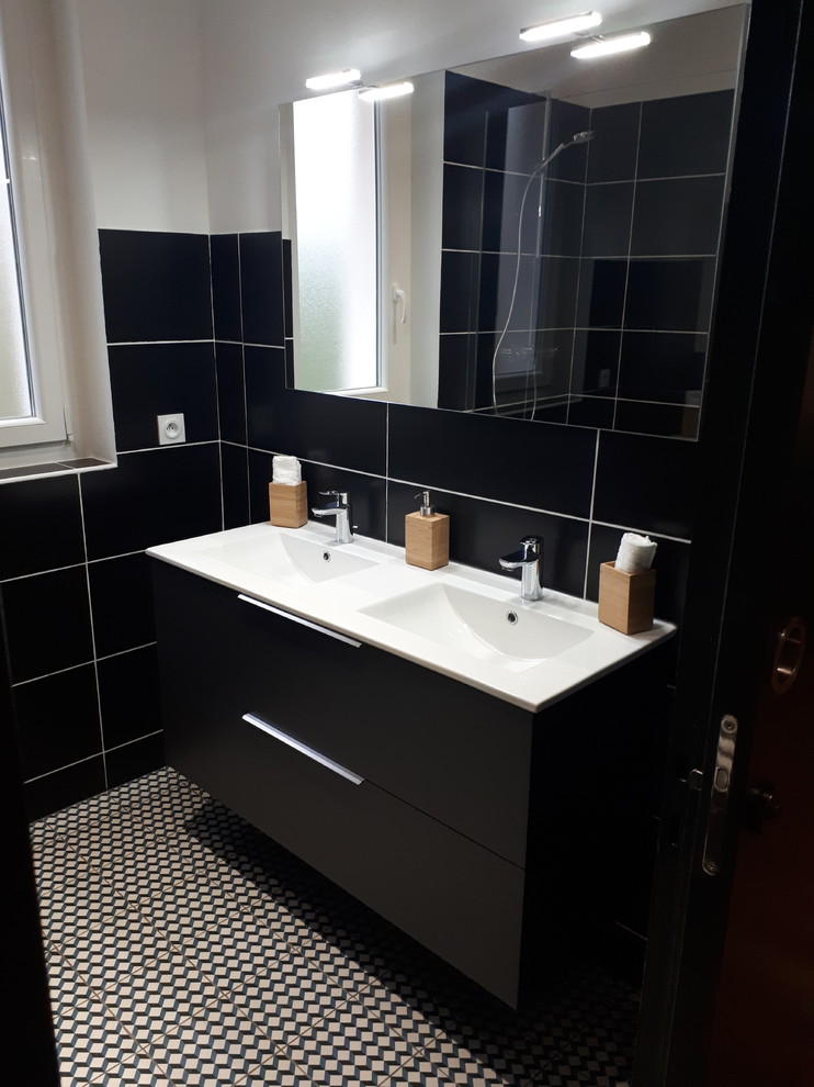 На фото: большая ванная комната в скандинавском стиле с открытым душем, черно-белой плиткой, керамической плиткой, черными стенами, полом из керамической плитки, душевой кабиной, консольной раковиной и синим полом с