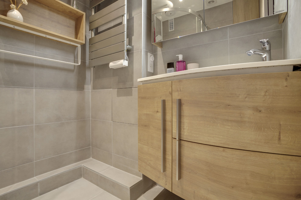 Cette photo montre une petite salle de bain principale tendance avec une douche d'angle, WC suspendus, des carreaux de céramique, un mur beige, un sol en carrelage de céramique, un sol beige et une cabine de douche à porte coulissante.