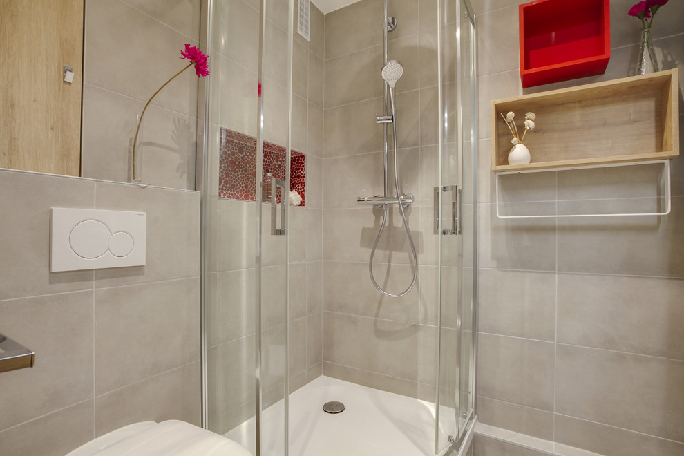 Idées déco pour une petite salle de bain principale contemporaine avec WC suspendus, un mur gris, un sol en carrelage de céramique, un plan vasque, un sol gris et une cabine de douche à porte coulissante.