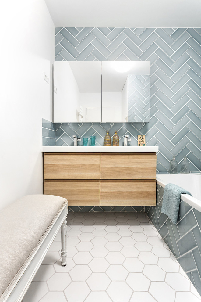 Foto di una stanza da bagno minimalista di medie dimensioni con vasca sottopiano, piastrelle verdi, pareti verdi e lavabo a bacinella