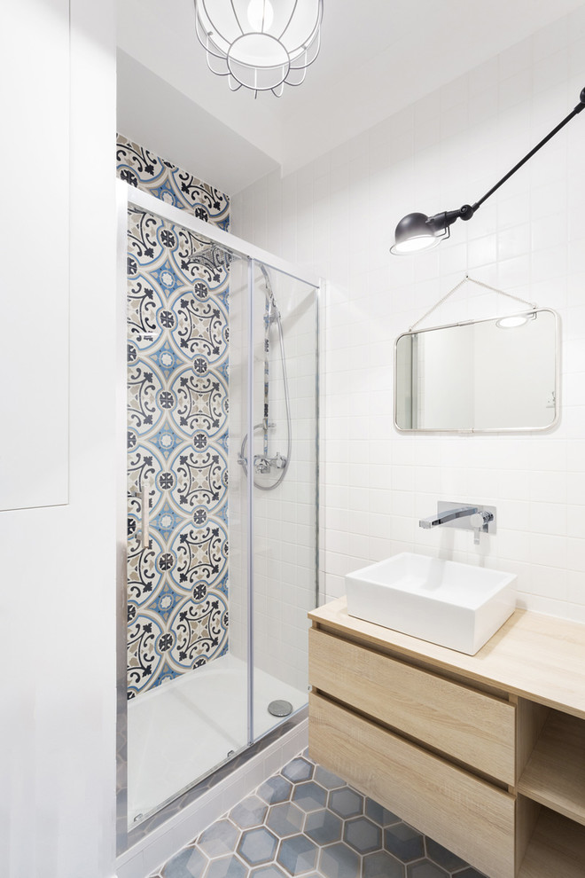 Idee per una piccola stanza da bagno con doccia scandinava con ante lisce, ante in legno chiaro, piastrelle blu, piastrelle in ceramica, pareti bianche, lavabo a consolle e pavimento blu