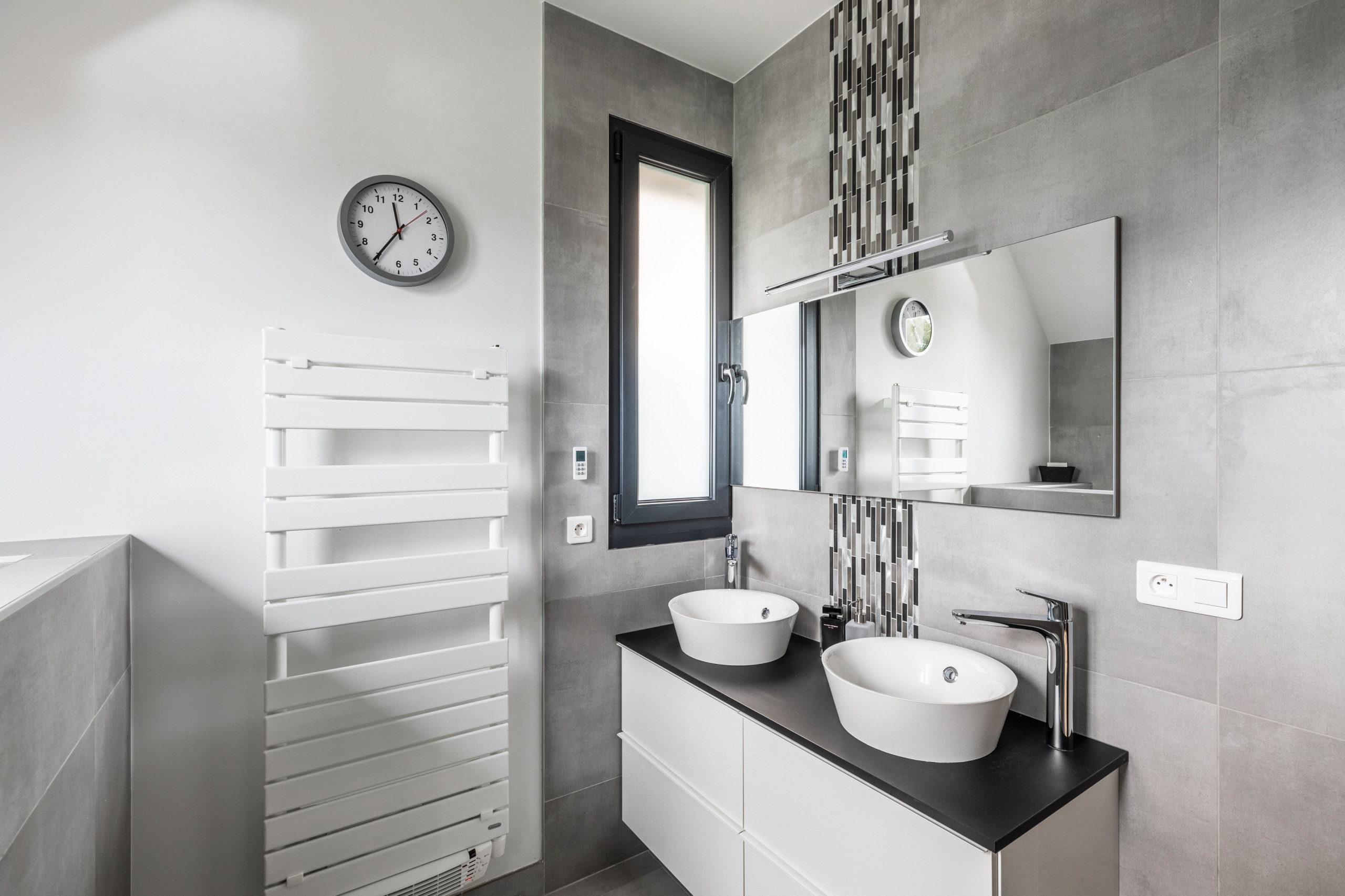 75 photos et idées déco de salles de bain avec un carrelage gris et une  vasque - Janvier 2023 | Houzz FR