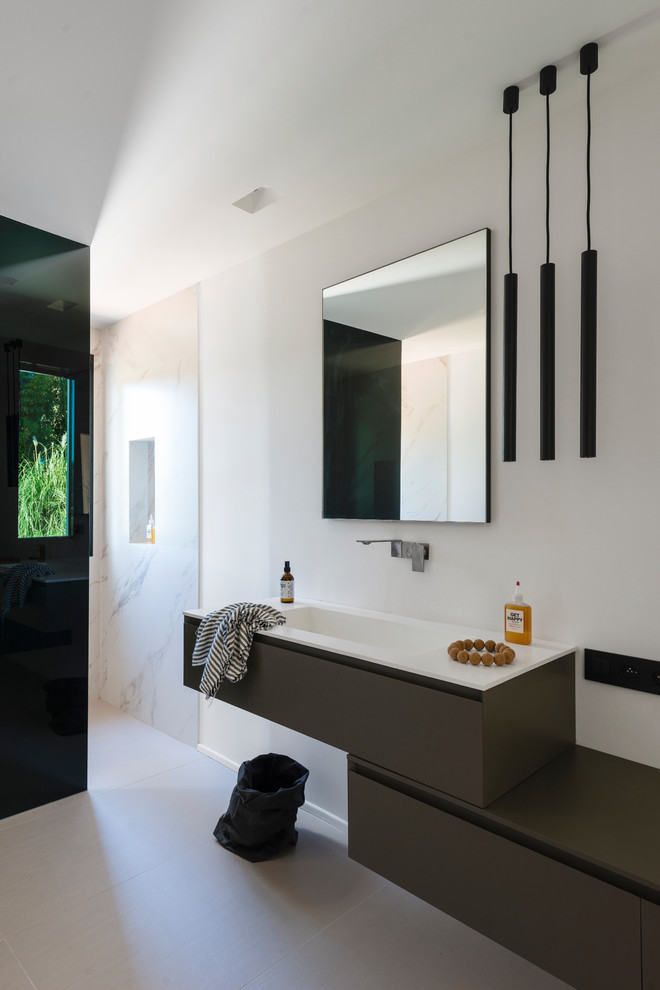 Inspiration for a contemporary bathroom remodel in Nice