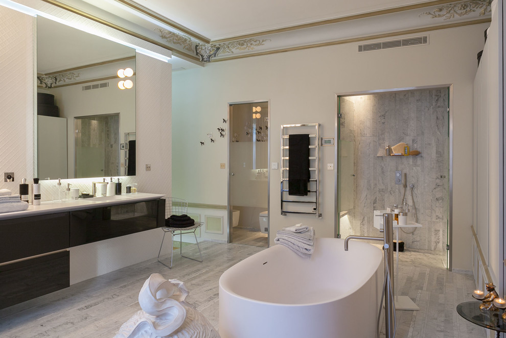 Foto på ett stort funkis en-suite badrum, med vita väggar, släta luckor, svarta skåp, ett fristående badkar, en dusch i en alkov, en vägghängd toalettstol och ett integrerad handfat