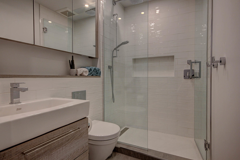 Modelo de cuarto de baño contemporáneo con baldosas y/o azulejos blancos, baldosas y/o azulejos de cerámica, suelo de baldosas de cerámica y suelo gris
