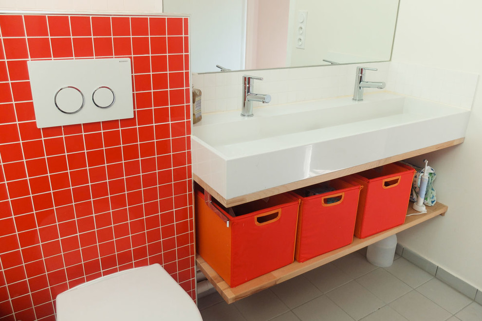 На фото: ванная комната среднего размера в стиле ретро с накладной раковиной, открытыми фасадами, полновстраиваемой ванной, инсталляцией, красной плиткой, плиткой кабанчик, красными стенами и полом из керамической плитки
