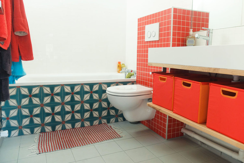 Inspiration för ett mellanstort retro badrum för barn, med ett nedsänkt handfat, öppna hyllor, ett undermonterat badkar, en vägghängd toalettstol, röd kakel, tunnelbanekakel, röda väggar och klinkergolv i keramik