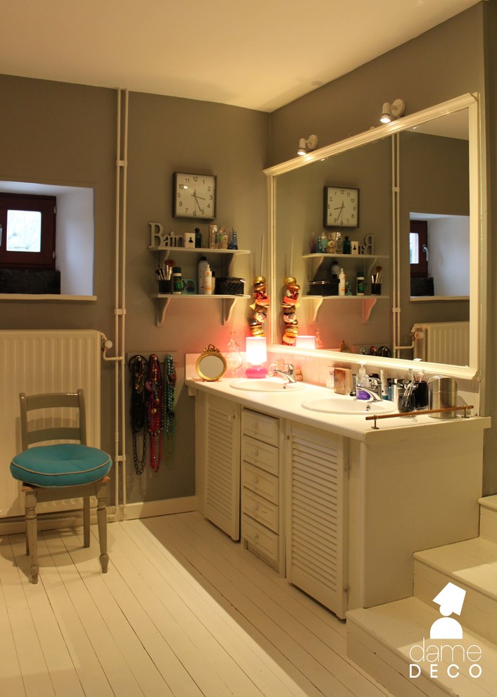 Inspiration för mellanstora moderna en-suite badrum, med luckor med lamellpanel, skåp i ljust trä, grå väggar och målat trägolv