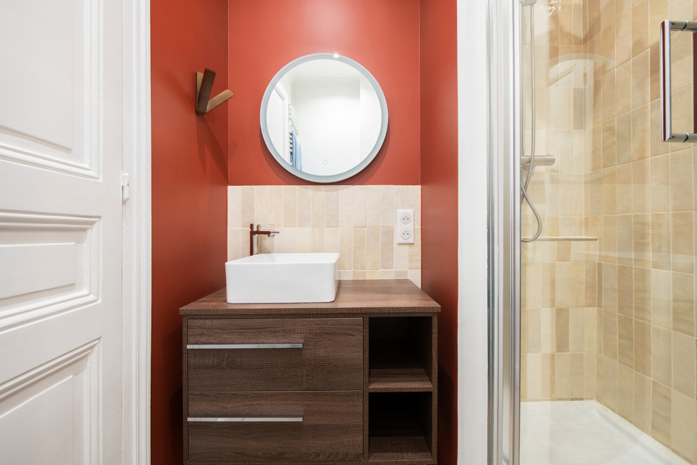 Источник вдохновения для домашнего уюта: маленькая главная ванная комната в классическом стиле с плоскими фасадами, темными деревянными фасадами, душем в нише, бежевой плиткой, керамической плиткой, красными стенами, полом из керамической плитки, настольной раковиной, столешницей из дерева, бежевым полом, душем с распашными дверями, коричневой столешницей, тумбой под одну раковину и напольной тумбой для на участке и в саду