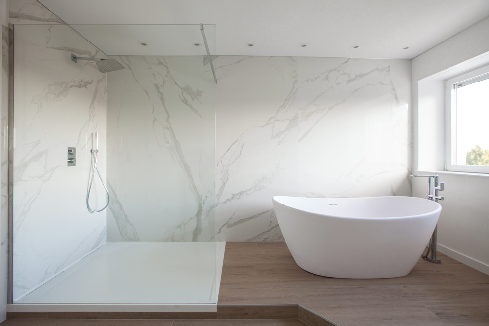 Inspiration för ett stort funkis badrum med dusch, med vita skåp, ett fristående badkar, en kantlös dusch, vit kakel, marmorkakel, vita väggar, ett konsol handfat, marmorbänkskiva, beiget golv och med dusch som är öppen