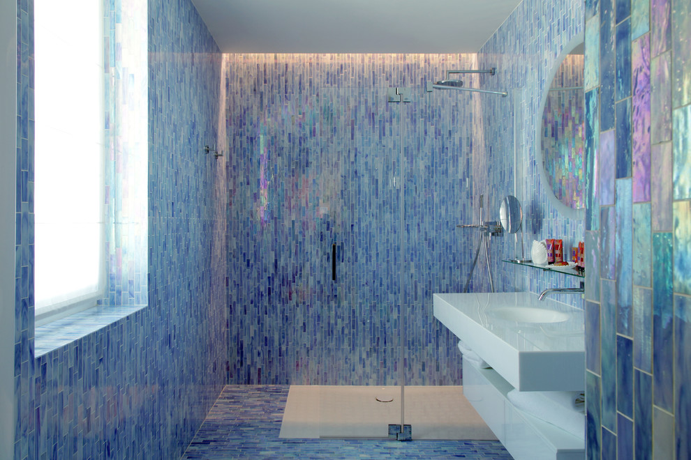 This is an example of a contemporary ensuite bathroom in Paris with a built-in shower, a two-piece toilet, white tiles, blue tiles, blue walls, an integrated sink and an open shower.