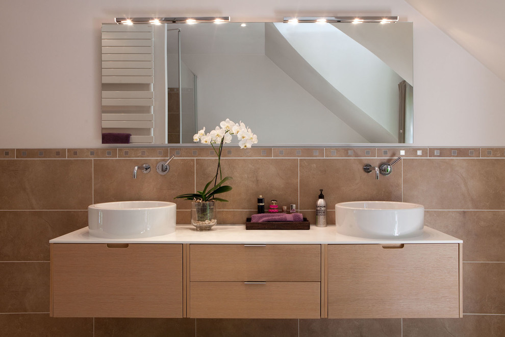 На фото: большая главная ванная комната в современном стиле с светлыми деревянными фасадами, бежевой плиткой, керамической плиткой, белыми стенами и настольной раковиной с