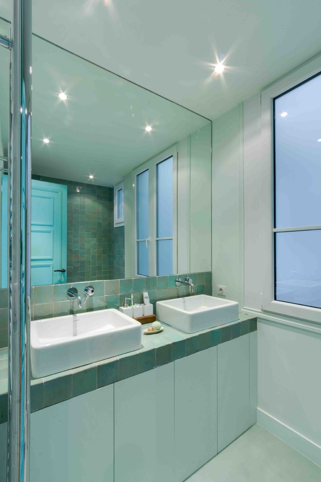 На фото: главная ванная комната среднего размера в современном стиле с настольной раковиной, зелеными фасадами, зеленой плиткой и зелеными стенами с