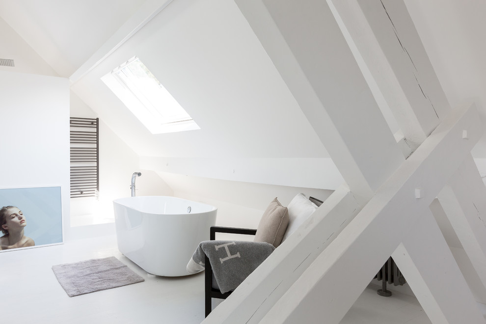 Imagen de cuarto de baño principal actual de tamaño medio con bañera exenta y paredes blancas