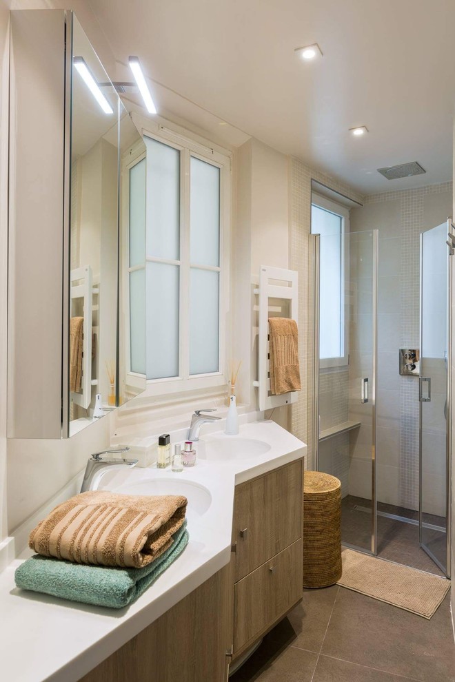 Idéer för ett litet modernt badrum med dusch, med skåp i ljust trä, en kantlös dusch, beige kakel, mosaik, vita väggar, klinkergolv i keramik och ett integrerad handfat