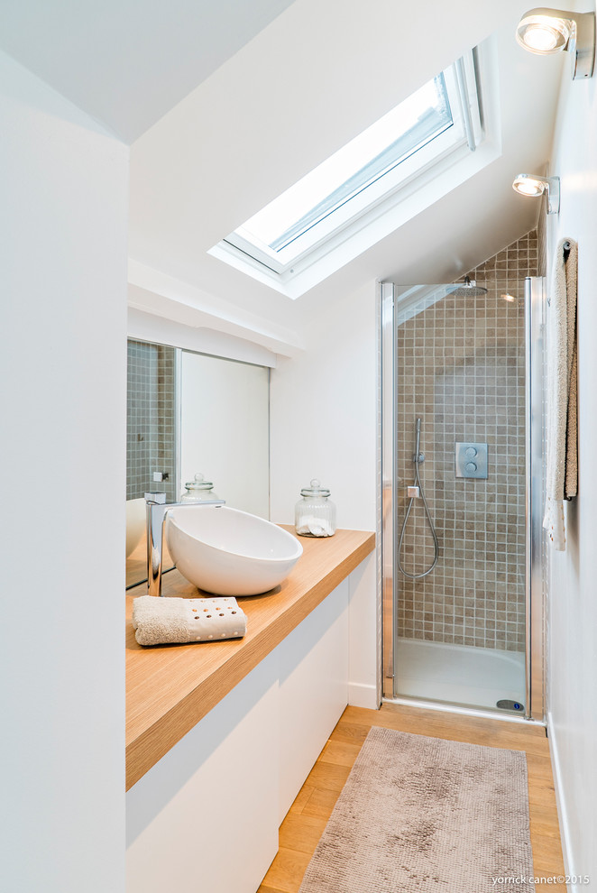 Kleines Modernes Duschbad mit Duschnische, weißer Wandfarbe, braunem Holzboden, Aufsatzwaschbecken und Waschtisch aus Holz in Sonstige