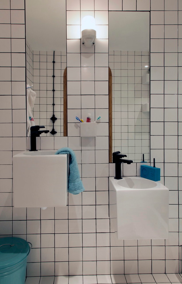 На фото: ванная комната среднего размера в современном стиле с подвесной раковиной, белой плиткой, керамической плиткой и белыми стенами с