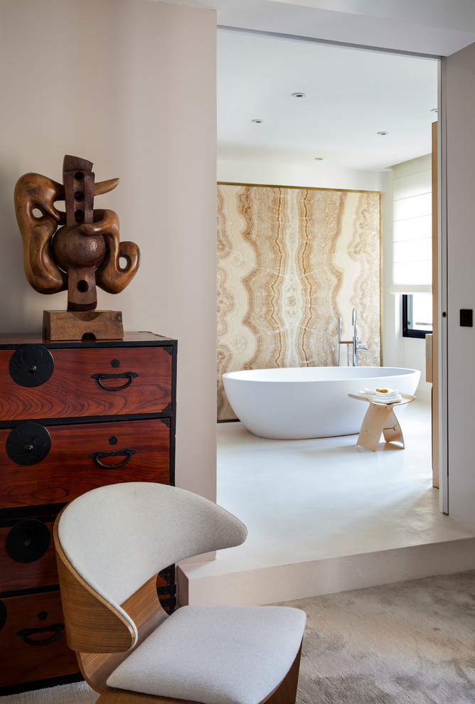 Ispirazione per una grande stanza da bagno padronale design con vasca freestanding e pareti beige