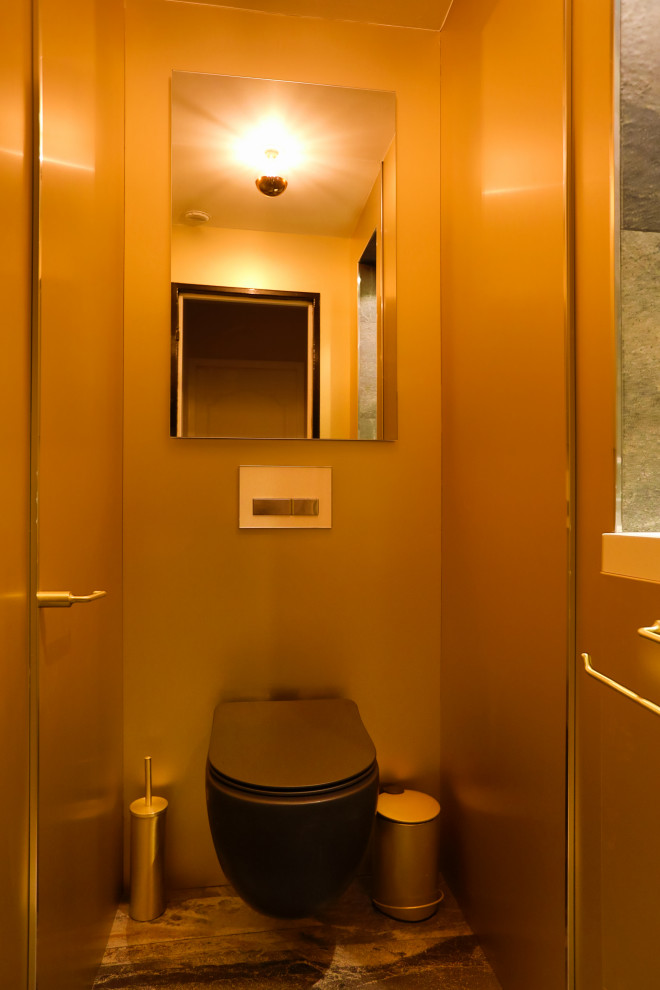 Пример оригинального дизайна: маленький туалет в стиле неоклассика (современная классика) с стеклянными фасадами, желтой плиткой, металлической плиткой, желтыми стенами, полом из керамической плитки, монолитной раковиной, столешницей из гранита, черным полом, черной столешницей и инсталляцией для на участке и в саду