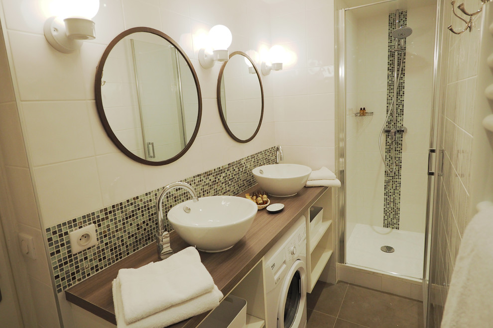 Свежая идея для дизайна: маленькая ванная комната в современном стиле с душем в нише, разноцветной плиткой, белыми стенами, полом из керамической плитки, душевой кабиной, настольной раковиной и столешницей из дерева для на участке и в саду - отличное фото интерьера