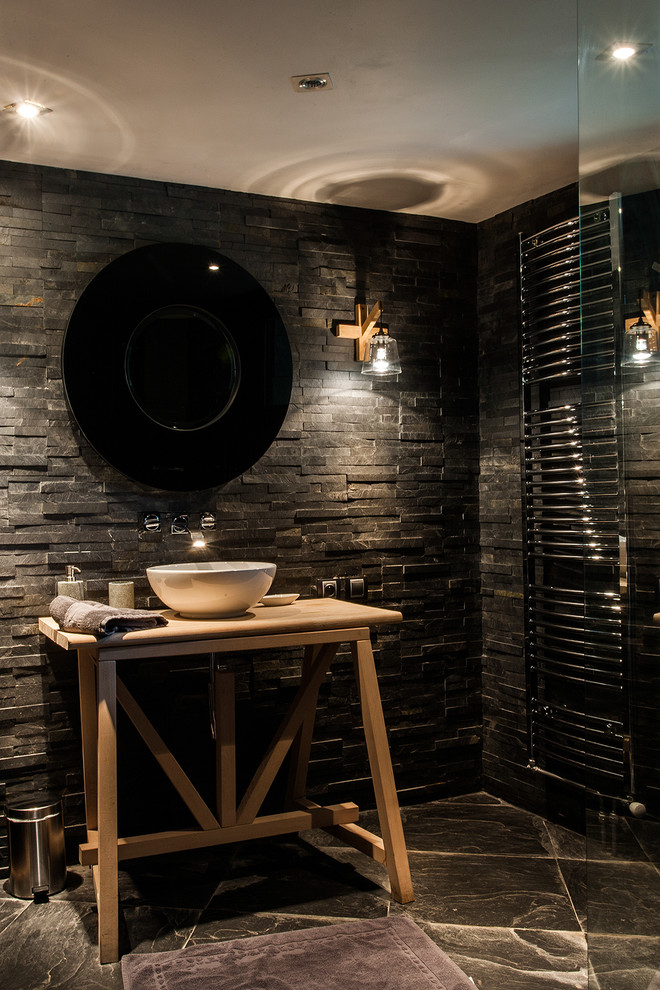 Идея дизайна: главная ванная комната среднего размера в стиле рустика с душем без бортиков, серой плиткой, удлиненной плиткой, накладной раковиной и столешницей из дерева