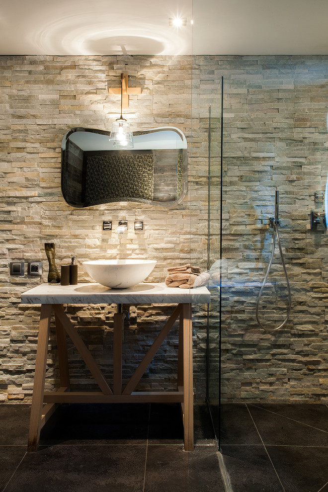 Cette image montre une salle de bain principale chalet de taille moyenne avec une douche à l'italienne, un carrelage beige, des carreaux en allumettes, un sol en carrelage de céramique, un lavabo posé et un plan de toilette en marbre.