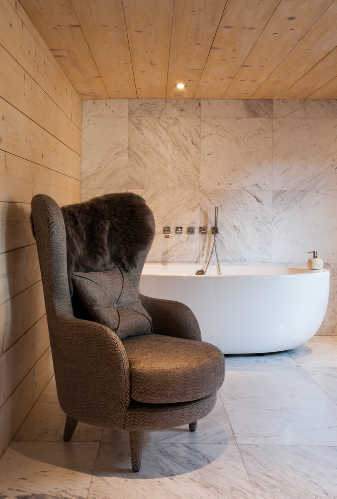 Ejemplo de cuarto de baño principal ecléctico con baldosas y/o azulejos blancos, losas de piedra, suelo de baldosas de cerámica y bañera exenta