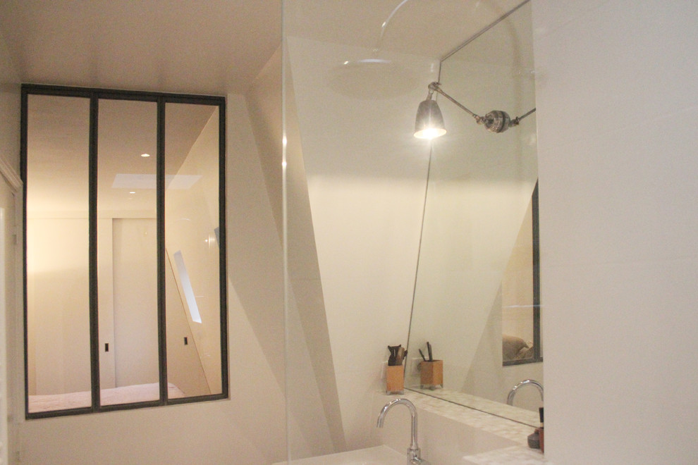 Bild på ett funkis badrum med dusch, med en dusch i en alkov, en vägghängd toalettstol, röd kakel, perrakottakakel, vita väggar, klinkergolv i terrakotta och ett konsol handfat