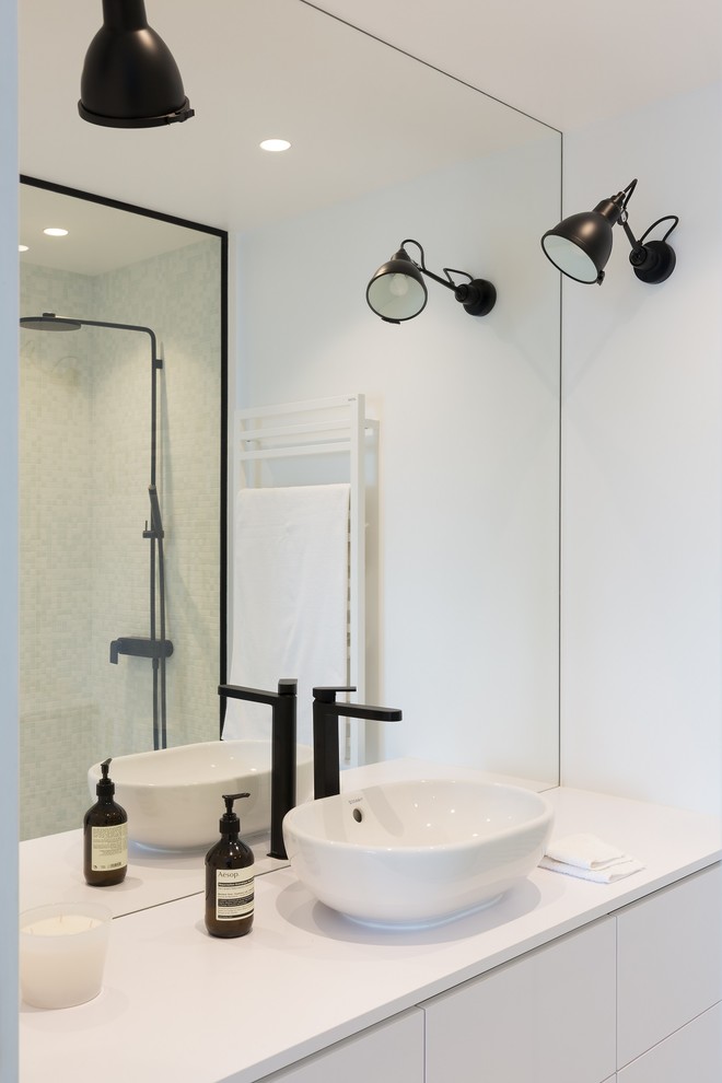 Стильный дизайн: ванная комната среднего размера в современном стиле с фасадами с декоративным кантом, белыми фасадами, душем без бортиков, белой плиткой, стеклянной плиткой, белыми стенами, полом из керамической плитки, душевой кабиной, накладной раковиной, белым полом и открытым душем - последний тренд