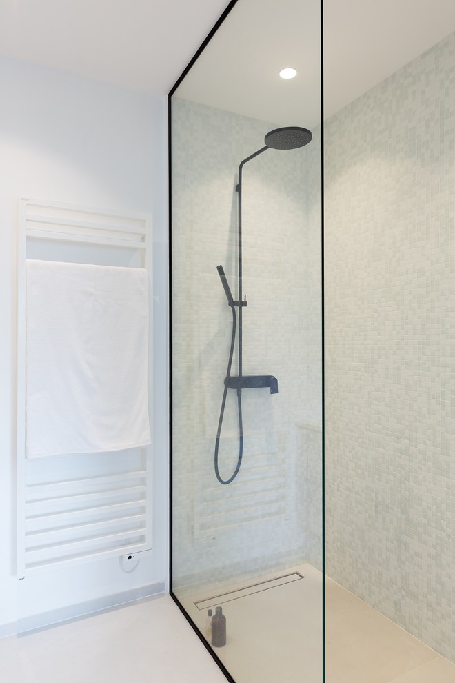 Immagine di una stanza da bagno con doccia contemporanea di medie dimensioni con doccia a filo pavimento, piastrelle bianche, piastrelle di vetro, pareti bianche, pavimento con piastrelle in ceramica, pavimento bianco e doccia aperta