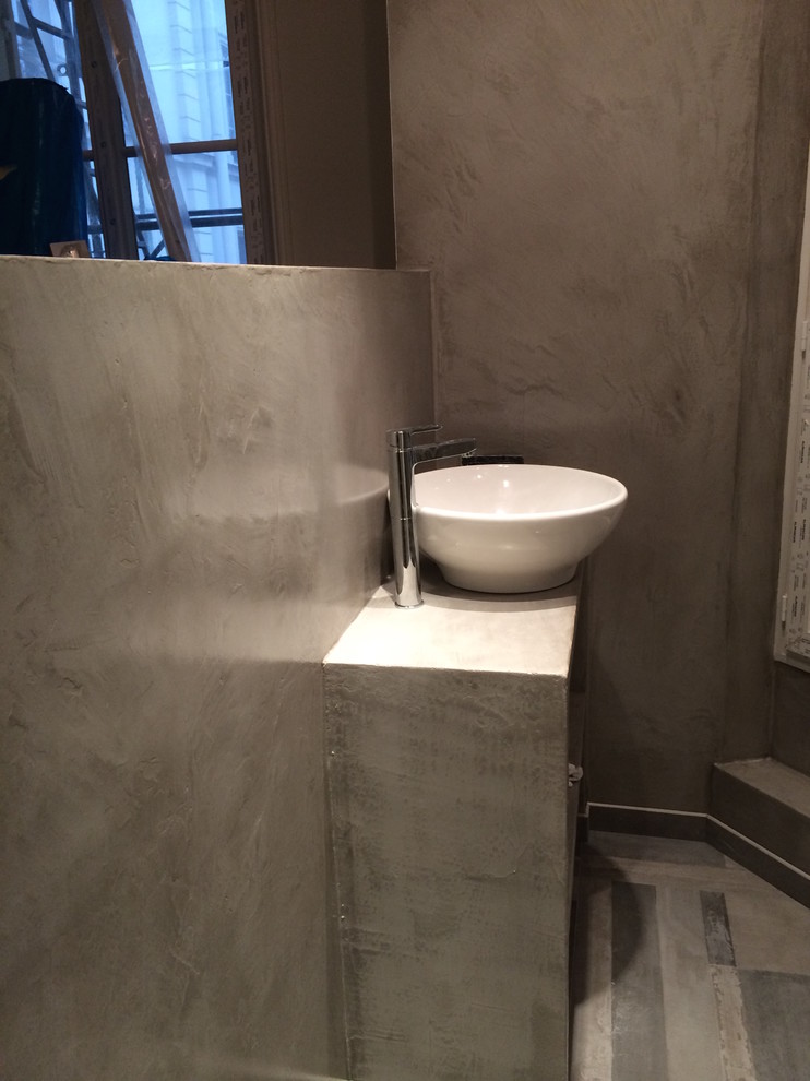 Inspiration pour une petite salle de bain minimaliste pour enfant avec un plan de toilette en béton, un carrelage gris, un mur gris, un sol en carrelage de céramique et une vasque.
