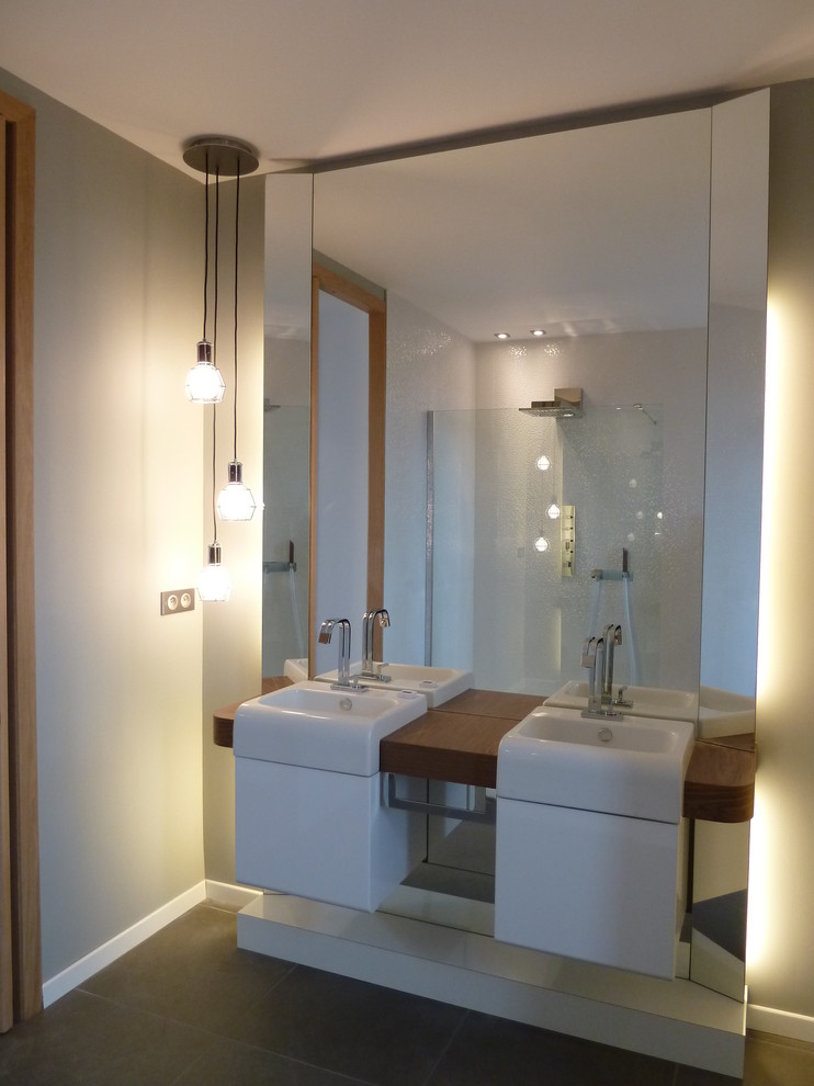 Стильный дизайн: большая главная ванная комната в современном стиле с открытым душем, белой плиткой, керамической плиткой, серыми стенами, полом из керамической плитки, консольной раковиной, столешницей из ламината и серым полом - последний тренд