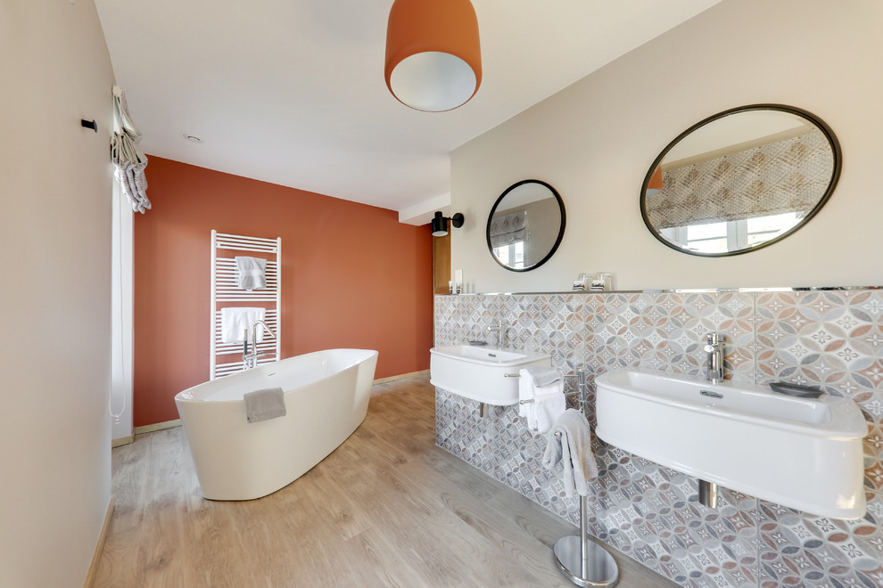 Пример оригинального дизайна: большая главная ванная комната в стиле неоклассика (современная классика) с накладной ванной, разноцветной плиткой, цементной плиткой, бежевыми стенами и полом из винила